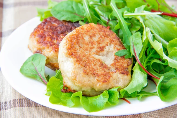 Chicken cutlets with salad greens — Stock Photo, Image