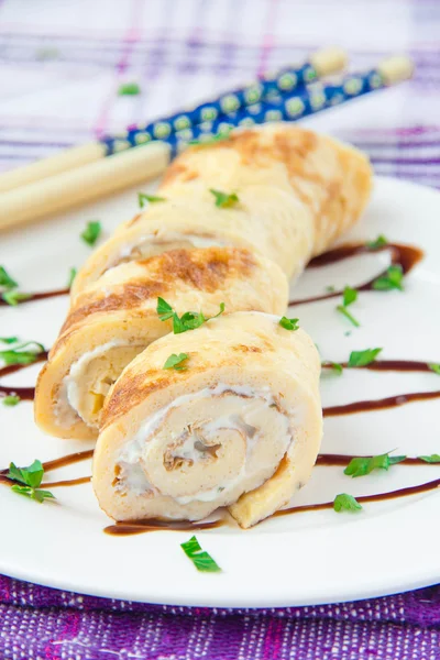 Roll of the omelet with the cream cheese and parsley — Stock Photo, Image