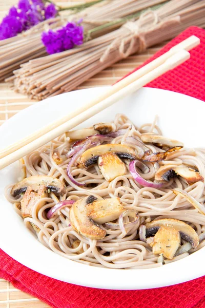 Tradiční asijské jídlo - soba s houbami — Stock fotografie