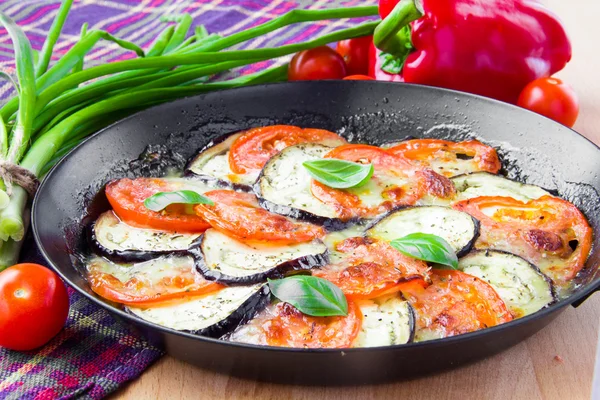 Grilled Italian appetizer of vegetables, mozzarella and basil — Stock Photo, Image