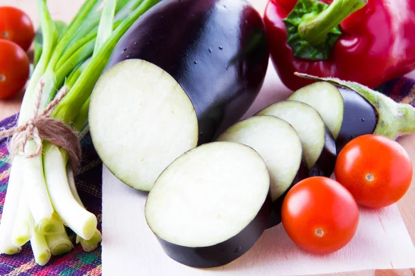 Fresh sliced eggplant and vegetables — Stock Photo, Image