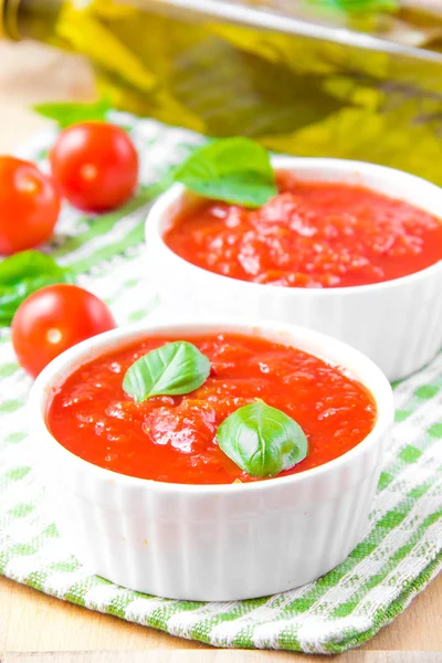 Italiaanse tomatensaus in een witte cups met olijfolie en basilicum — Stockfoto