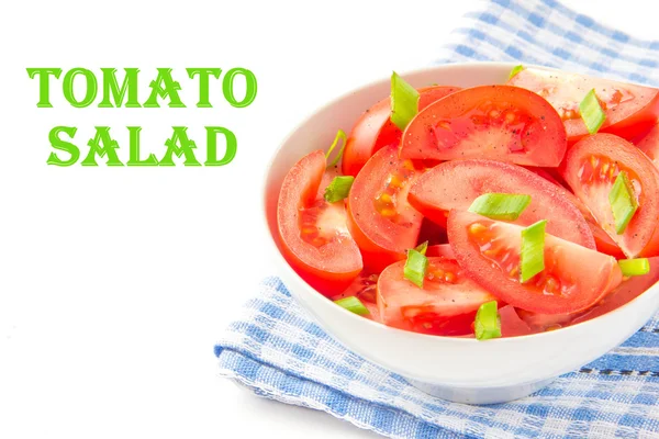 Салат из свежих помидоров, зеленого лука и черного перца — стоковое фото