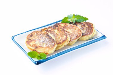 Kuru üzüm ve nane plaka üzerinde w ile lezzetli tatlı peynirli kek