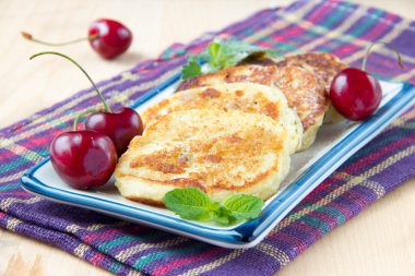 Kuru üzüm, kiraz ve nane plat ile lezzetli tatlı peynirli kek