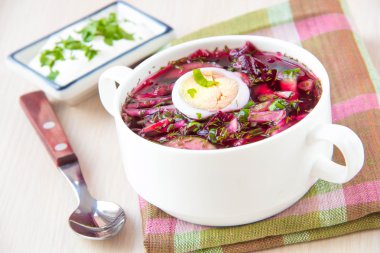 geleneksel soğuk Litvanyalı yazlık çorba pancar, yapılan salatalık