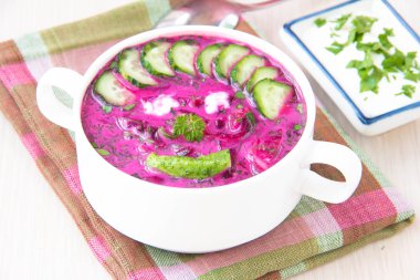 geleneksel soğuk Litvanyalı yazlık çorba pancar, yapılan salatalık