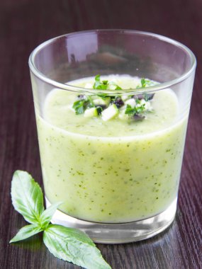 kremalı sebze çorbası, kabak ve siyah oli otlar avokado ile