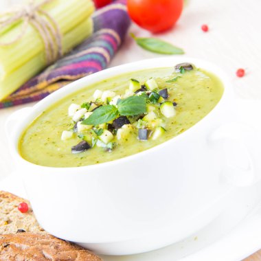 sebze yeşil sağlıklı krem çorbası ile avokado, kereviz, zucchin