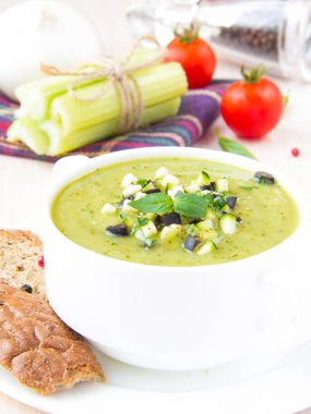 sebze yeşil sağlıklı krem çorbası ile avokado, kereviz, zucchin