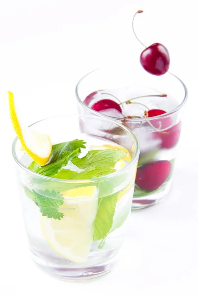 Refrescante bebida de verano con menta, cereza, limón y hielo —  Fotos de Stock