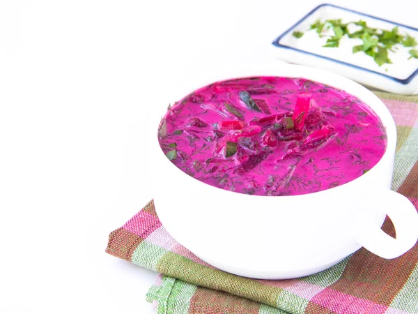 Sopa veraniega lituana fría tradicional hecha de remolacha, pepino — Foto de Stock