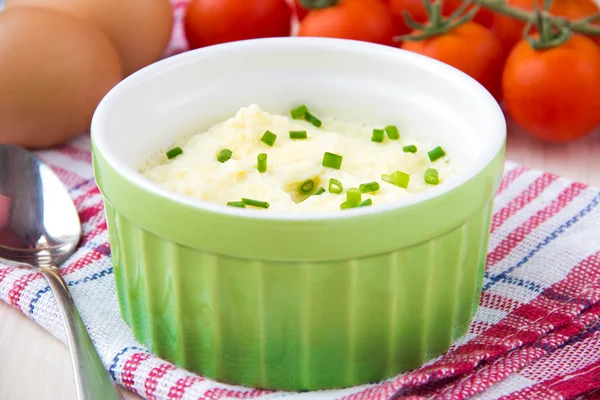 Huevos de vapor batidos en una taza con cebolla verde para el desayuno — Foto de Stock