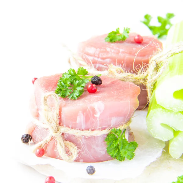 Dos filetes frescos aislados de carne cruda con apio, especias y —  Fotos de Stock