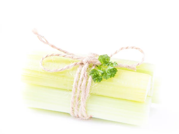 Čerstvý celer, svázaný s provázkem na bílém pozadí pro vaše t — Stock fotografie
