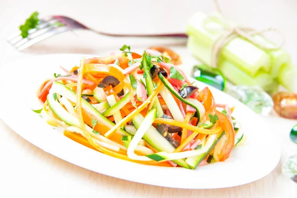 Fresh salad of sliced thin strips of carrot and zucchini as snac — Stock Photo, Image