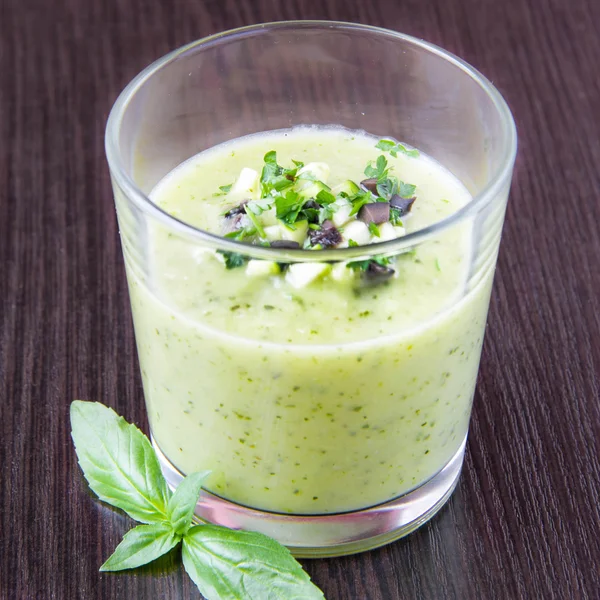 Gemüsecremesuppe mit Avocado, Kräutern, Zucchini und schwarzem Olivenöl — Stockfoto