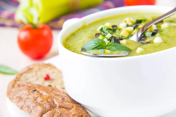 Sopa de crema verde vegetal saludable con aguacate, apio, calabacín — Foto de Stock