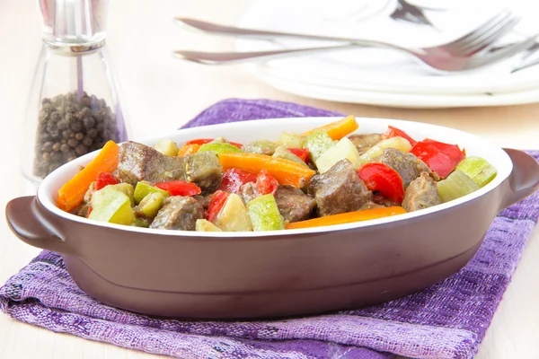 Estofado de carne estofada con carne de res y verduras en olla — Foto de Stock