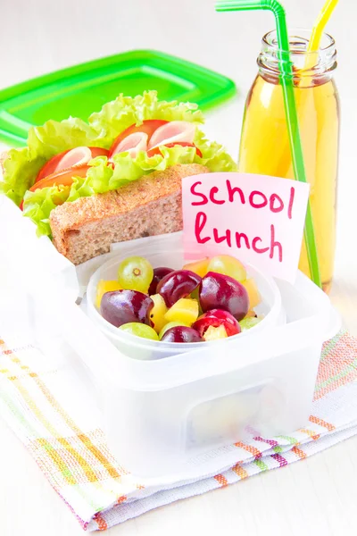 您的孩子在学校，与健康 sandwic 盒的盒饭午餐 — 图库照片