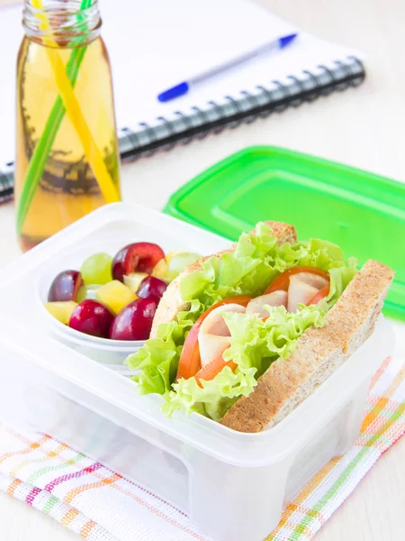 Bento-Mittagessen für Ihr Kind in der Schule, Schachtel mit einem gesunden Sandwich — Stockfoto