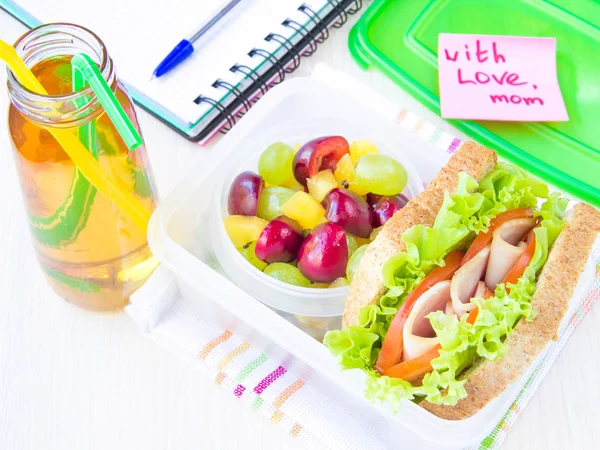 Bento déjeuner pour votre enfant à l'école, boîte avec un sandwich sain — Photo