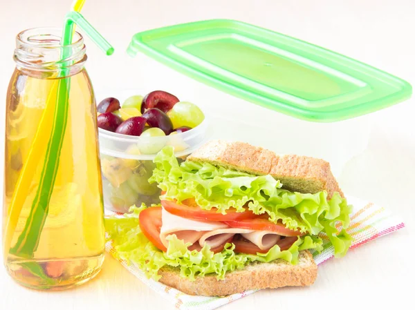 您的孩子在学校，与健康 sandwic 盒的盒饭午餐 — 图库照片