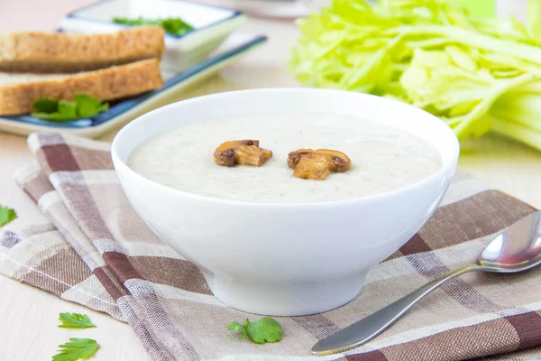Zachte kaas crème soep met champignons, peterselie en groenten — Stockfoto