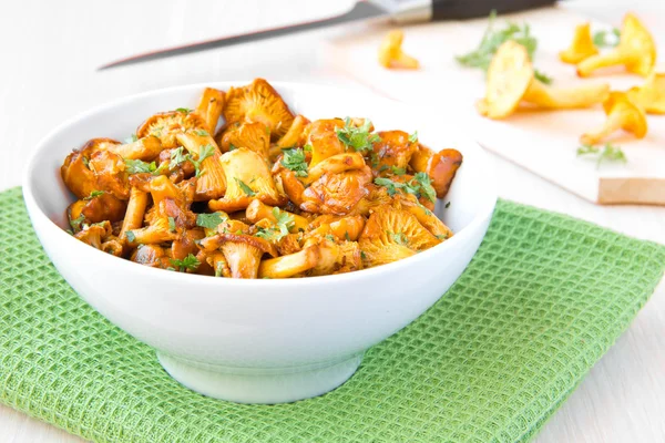 Fried autumn golden chanterelle mushrooms with herbs in bowl — Stock Photo, Image