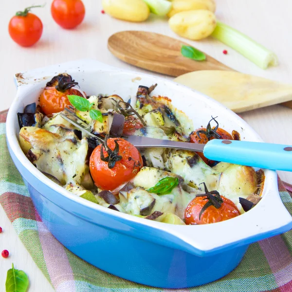 Verdura mista in ciotola blu cotta in forno con formaggio e b — Foto Stock