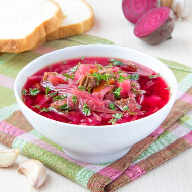 geleneksel Rus borsch çorbası ile sığır eti ve pancar