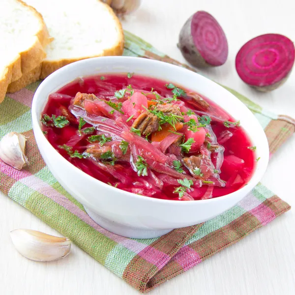 Sopa de remolacha tradicional rusa con carne de res y remolacha —  Fotos de Stock