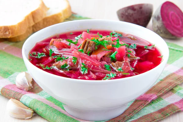 Традиционный русский борщовый суп с говядиной и свеклой — стоковое фото