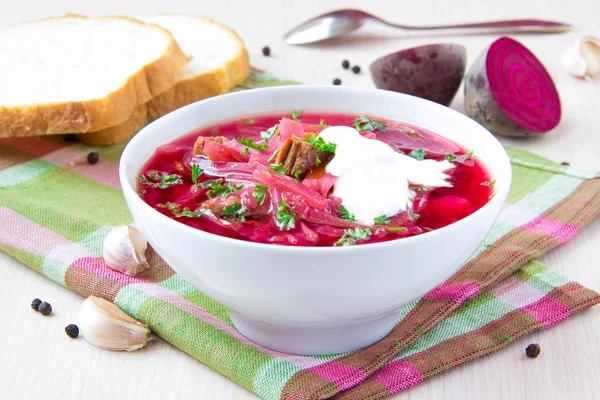 Traditionele Russische borsch soep met rundvlees, bieten en zure room — Stockfoto