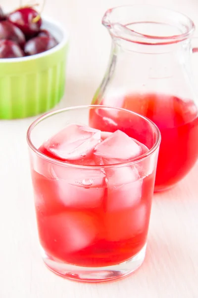 おいしい甘いベリー レモネードのガラスやデカンタの桜 — ストック写真