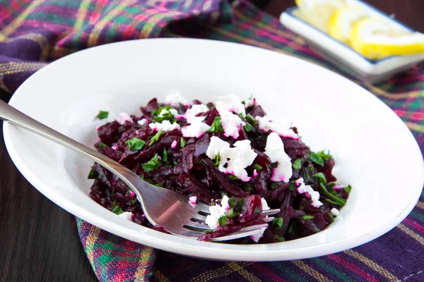 Beyaz peynir ve maydanoz ile sağlıklı lezzetli kırmızı pancar salatası — Stok fotoğraf