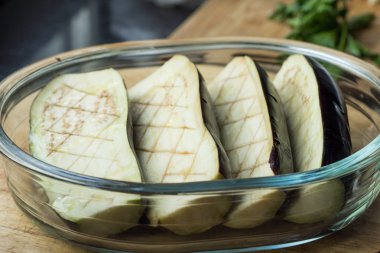 fırında pişirme için hazırlanan ham ve kazıma patlıcan