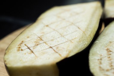 fırında pişirme için hazırlanan ham ve kazıma patlıcan