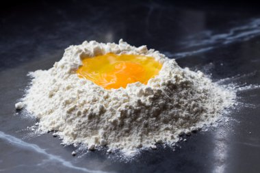 un ile hamur, İtalyan pa yemek pişirmek için yumurta ve tesisat boşluklu yığını