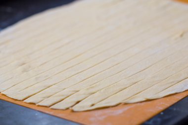 ince haddelenmiş ve hamur pizza veya makarna için şeritler halinde kesilmiş