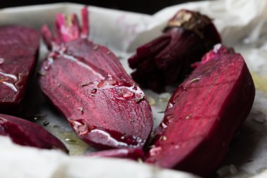 zeytinyağı ve otlar ile fırında bütün pancar