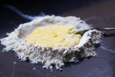 Dağ un derinleştirilmesi ve yumurta, ev yapımı makarna yapma