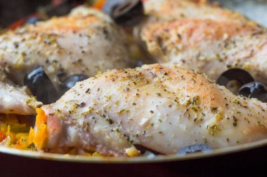 Kızarmış kırmızı bacak tavşan sebze, zeytin ve otlar f