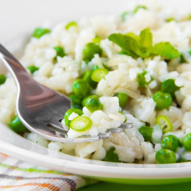 İtalyan risotto pirinç, yeşil bezelye, nane ve peynir ile