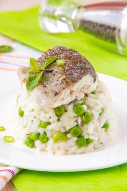 İtalyan risotto pirinç, yeşil bezelye, nane ve beyaz balık
