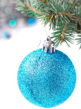 parlak mavi top Noel ağacı, beyaz izole ağırlığındadır.