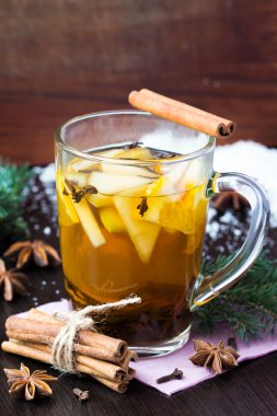 elma ve portakal, tarçın, yıldız anason, Noel ile baharatlı çay