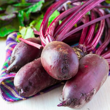 pancar üstleri ile taze beetroots