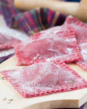 pancar dolguları ile ev yapımı ham pembe makarna mantı