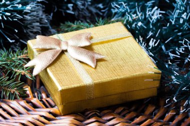 Noel ağacının altında altın kutusu Hediyelik